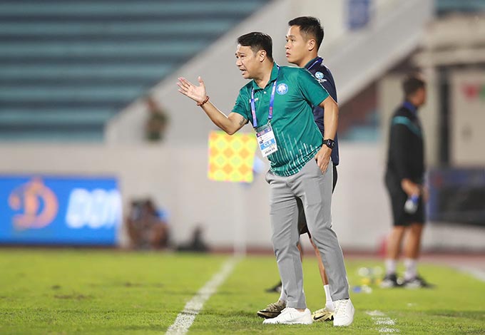 HLV Vũ Hồng Viết đã biết cách xây dựng lối chơi không phụ thuộc Xuân Son