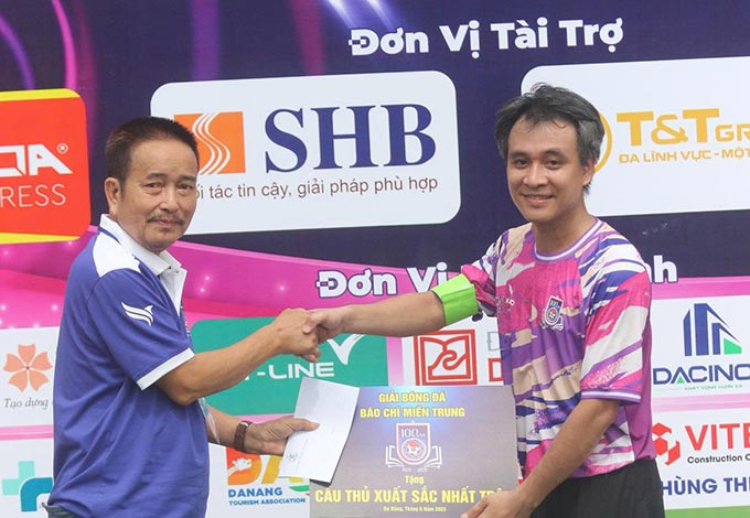 Sau mỗi trận đấu, BTC trao giải cho các gương mặt xuất sắc nhất trận.