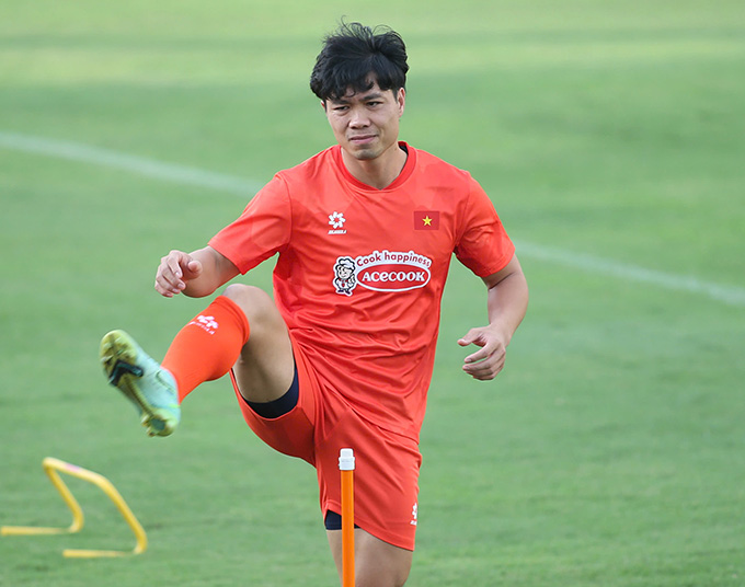 Công Phượng có buổi tập đầu tiên với ĐT Việt Nam sau 1 năm rưỡi vắng bóng - Ảnh: Đức Cường