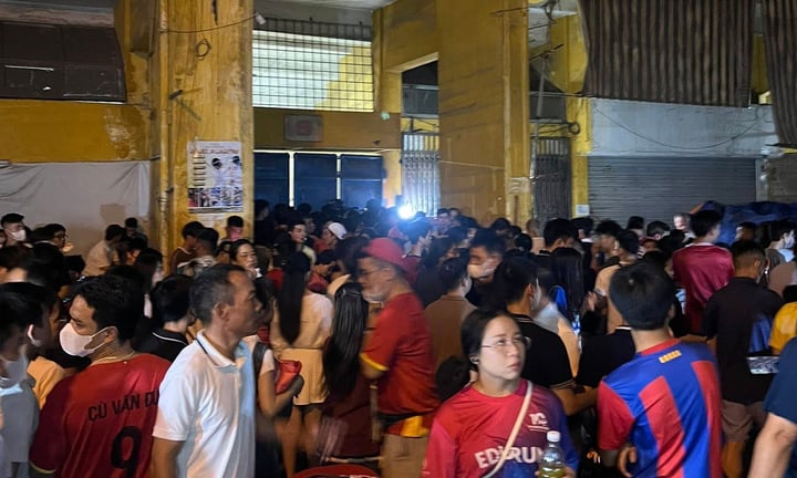 Cổ động viên chờ đợi bên ngoài sân vận động Hàng Đẫy.