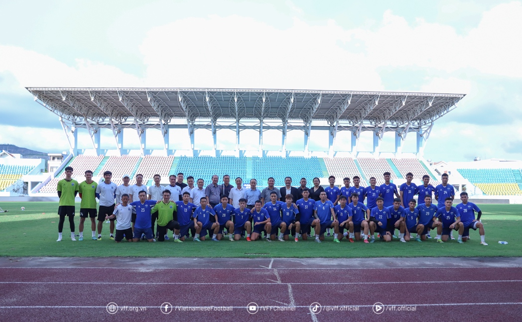 Đoàn công tác LĐBĐVN thăm SVĐ Cẩm Phả và chụp ảnh lưu niệm với CLB bóng đá Quảng Ninh