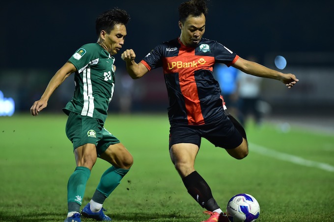 Bình Phước (áo xanh) sẽ gặp nhiều khó khăn trên sân Hoa Lư. Ảnh: Anh Khoa