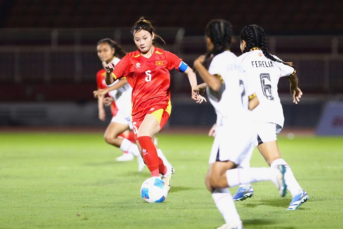 Đội trưởng Hồng Yêu đi bóng trước cầu thủ U19 nữ Timor Leste. Ảnh: Tô An