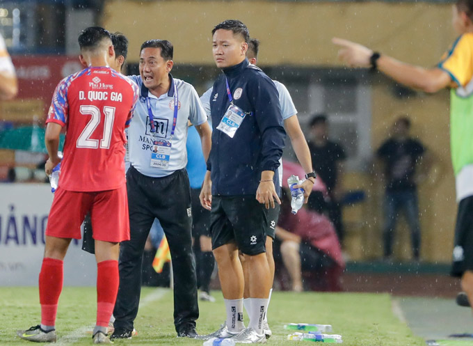 HLV Phùng Thanh Phương chỉ đạo các học trò trại V.League 2024/25. Ảnh: Minh Tuấn