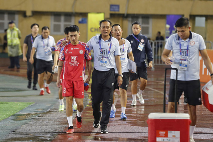 HLV Phùng Thanh Phương là người nhận được sự yêu mến của các cầu thủ và CĐV. Ảnh: Minh Tuấn