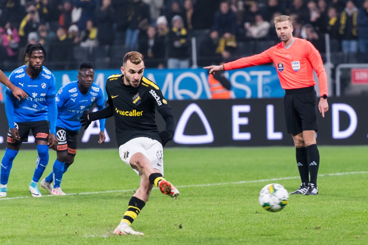 Đánh giá đội hình và chiến thuật